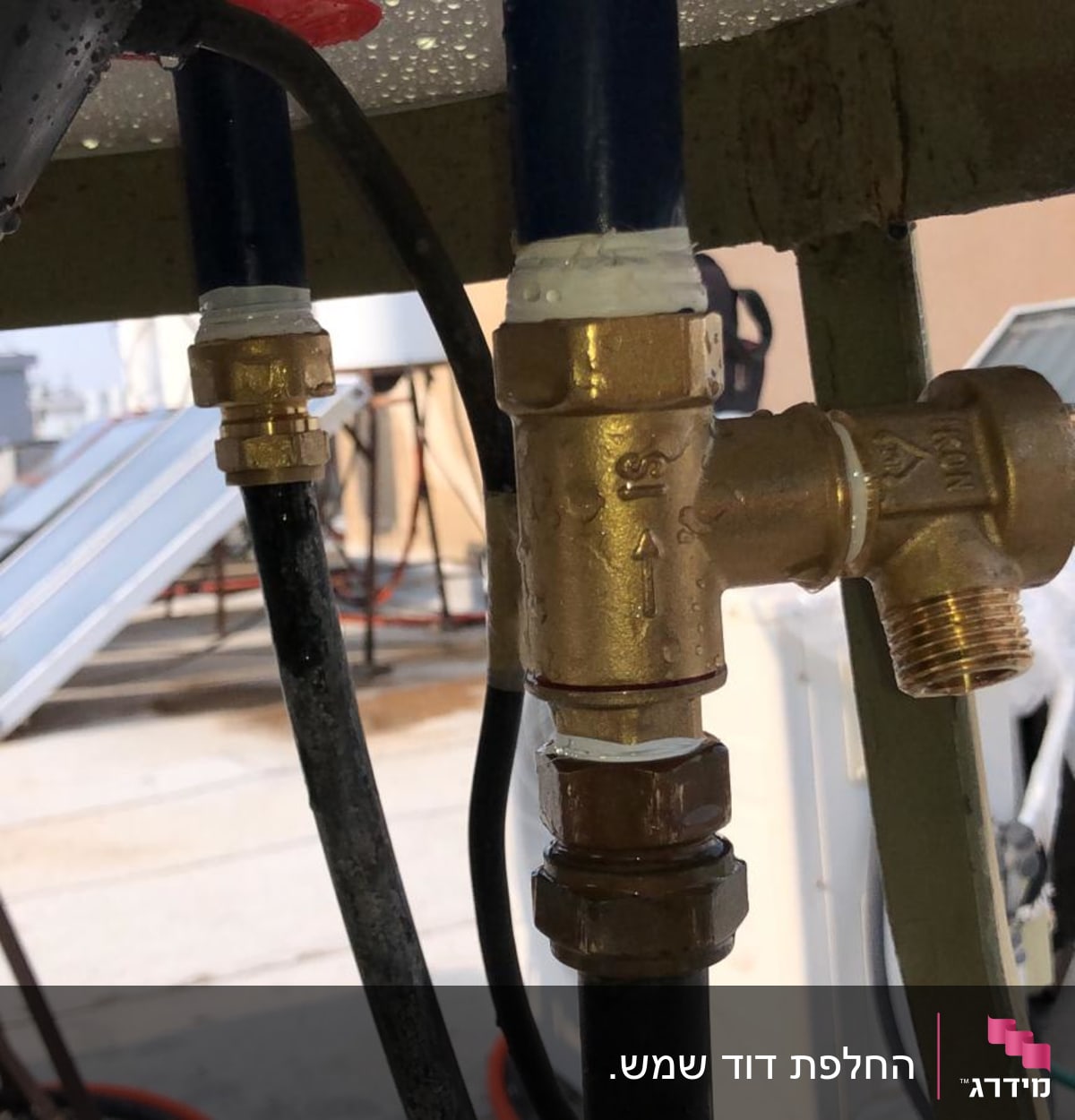 צנרת ומחברים של דוד שמש על גג